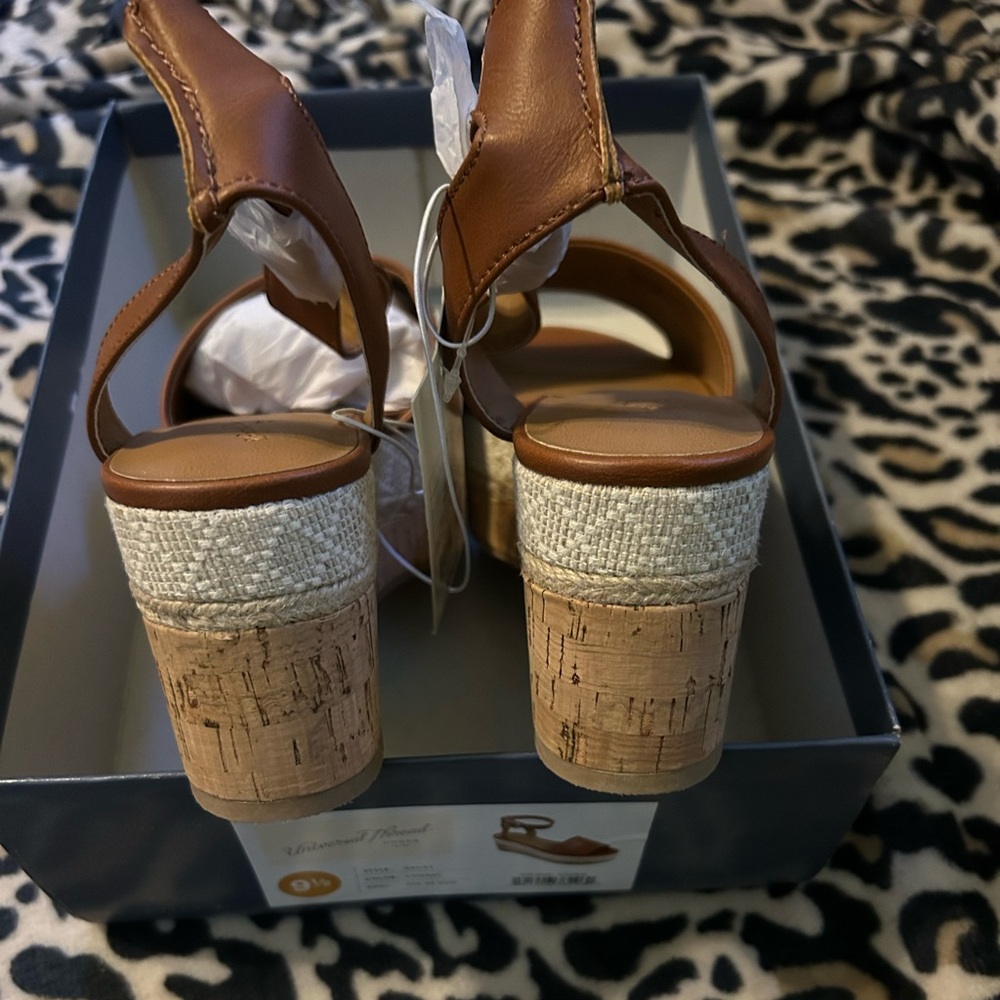 Cognac Universal Thread Sandals - Picture 8 of 9